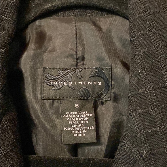 Investments Black Blazer with Notched Lapels and Structured Design - Picture 4 of 11